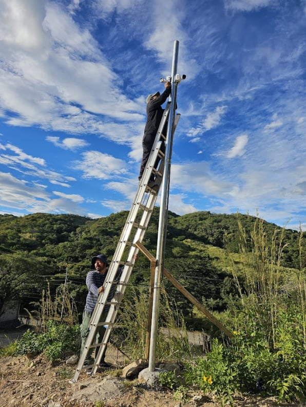 Técnicos instalando cámara